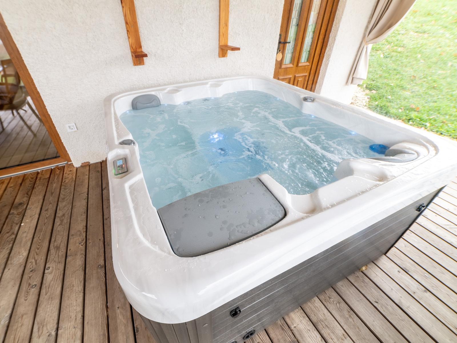 Zasebni jacuzzi ob glamping hiški v Rogatcu za wellness oddih v naravi